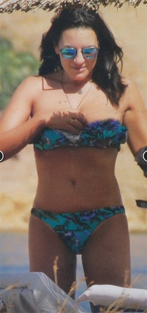 Yeşil rengin hakim olduğu çiçek desenli bikini ile denizde serinleyen Kefaloyani, tatil ve işi bir arada yürütüyor.  -