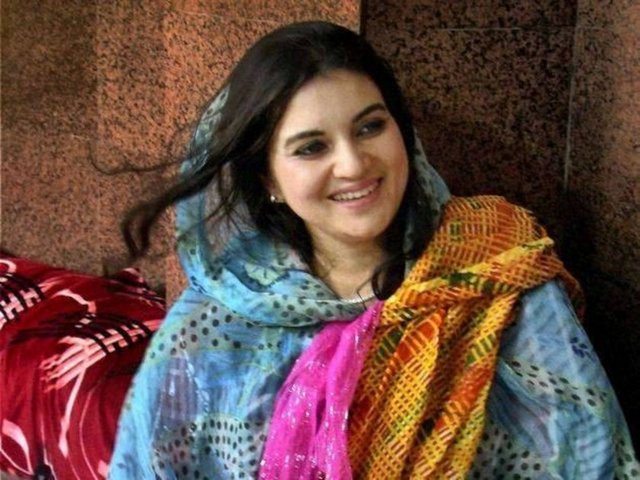 Kashmala Tariq  - Pakistanlı politikacı, medyada giyim tarzı ve açık sözlülüğüyle tanınıyor. -