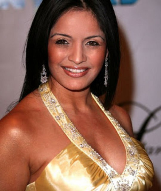 Ruby Dhalla   - Güzel politikacı, şuanda Kanada'nın Liberal Partisi üyesi. 1993'te Kanada'da Miss India tacını aldı.