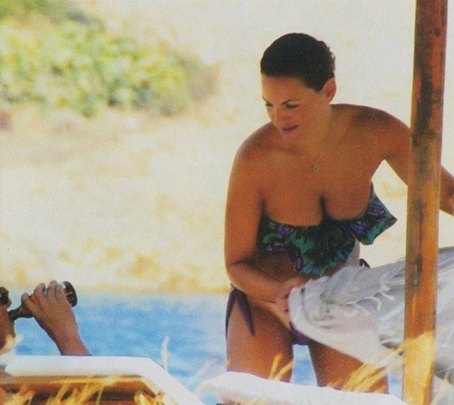 Geçen Kasım ayında Yunanistan turizminin tanıtımı için İstanbul'da düzenlediği resepsiyonda giydiği kıyafet ile dikkat çeken 39 yaşındaki Kefaloyani'nin bikinili fotoğrafları Yunan medyasında yayınladı.
