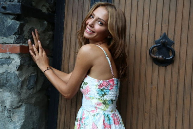 Belki koca adayları ününüzden de çekinebilir...Olabilir ama temel neden yaşama tarzımdan dolayı yeni insanlarla tanışamıyor olmamdır. Adadaki hallerim görüldükten sonra da koca adaylarının bana yaklaşması daha zor olacaktır.