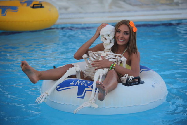 Hiç ahlaksız teklif aldınız mı?Türkiye'de ahlaksız teklif alacak son kişi sanıyorum benim. Cesaret edemezler. Ahlaksız teklifte bulunmayı düşünenler 'Bu kadın bizi fena döver' diye düşünüyorlardır. Haklılar, fena döverim, fena benzetirim.