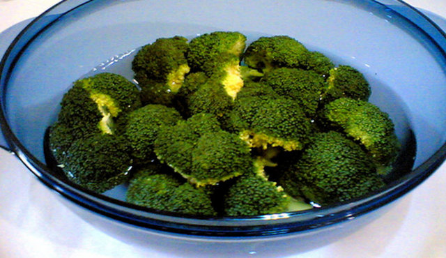 Brokoli haşlarken biraz limon sıkarsanız kokusunu alır ve faydaları daha da artar.