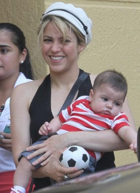 Yeni kuşak şarkıcılardan Rihanna'yı çok beğendiğini söyleyen Shakira "O gezegenin en seksi kadını" dedi.  -