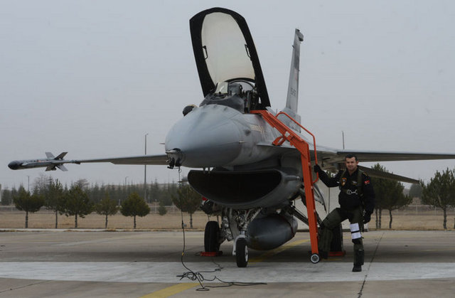 Toplantının bitiminde Yüzbaşı Kurt, teçhizat odasına geçerek uçuş için hazırlıklarını yapmaya başladı. Uçuş teçhizatlarını kuşanan Kurt, uçuşa ilişkin dijital bilgileri de almasının ardından uçağına gitti.