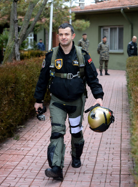 İzlenecek rotanın, gösterinin detaylarının, meteorolojik durumun, arazi şartlarının ve havada gerçekleştirilecek yakıt ikmalinin konuşulduğu toplantıda Solotürk'ün pilotu Yüzbaşı Yusuf Kurt gösteriye ilişkin detayları anlattı.