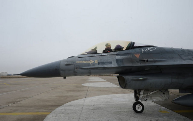 4'üncü Ana Jet Üs Komutanlığındaki "Kurt" çağrı kodlu 141'nci Filo bünyesindeki Solotürk ekibi, son hazırlıklarını gösteri öncesi yaptıkları brifingle tamamladı.