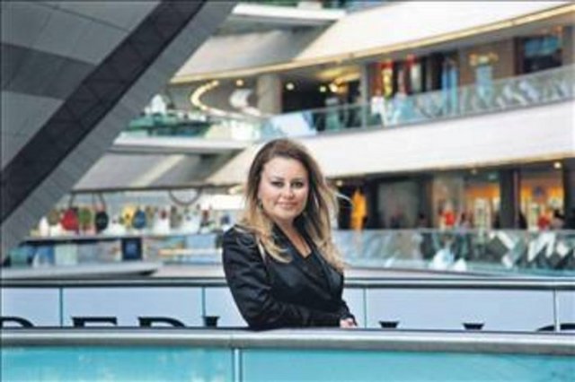 Demet Sabancı -  - Çetindoğan Richmond College B.A. İşletme Bölümü'nü bitirdi.