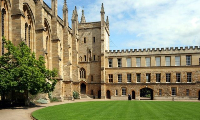 5- Oxford Üniversitesi -  - Tony Blair ve David Cameron da dahil olmak üzere 26 başbakan çıkardı. Ayrıca, Eski ABD Başkanı Bill Clinton da Oxford'dan mezun oldu.