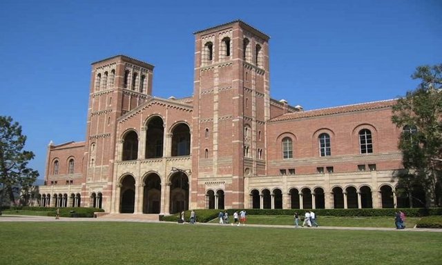 3- California Üniversitesi -  - Ünlü milyarderler Peter Sperling ve Robert W. Dugan, Zappos kurucusu Nick Swinmurn, William Randolph Hearst bu okuldan mezundur.  -