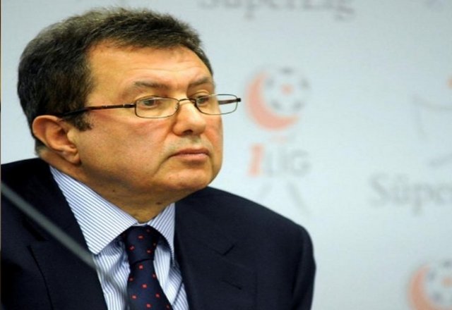 Mehmet Emin Karamehmet  - Robert College sonrası İngiltere'de bulunan Dover College'i bitirdi.