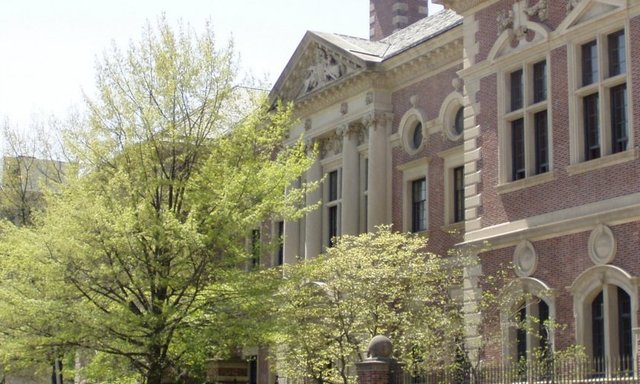 9-Pennsylvania Üniversitesi -  - Önemli mezunları: Heisman Trophy adaşı John Heisman, milyarder yayıncı Walter Annenberg, milyarder John Huntsman, H & R Block kurucusu Richard Bloch...