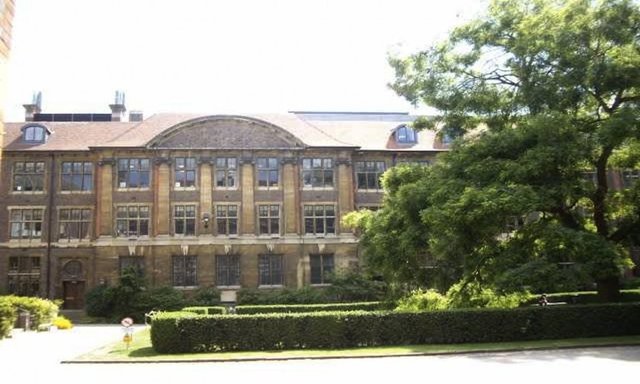 8-Cambridge Üniversitesi -  - Sir Isaac Newton, Francis Bacon, Charles Darwin, Stephen Hawking, Kral George VI, Oliver Cromwell ve John Harvard...