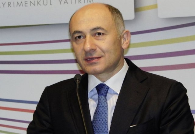 Erman Ilıcak - Rönesans Holding Yönetim Kurulu Başkanı. ODTÜ İnşaat bölümü mezunu.