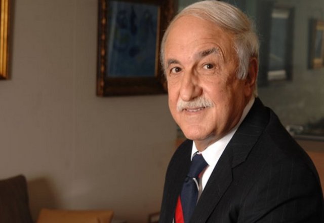 Hüsnü Özyeğin - Liseyi Robert Kolej'inde tamamladı. Oregon Eyalet Üniversitesi İnşaat Bölümü'nü bitirdi.