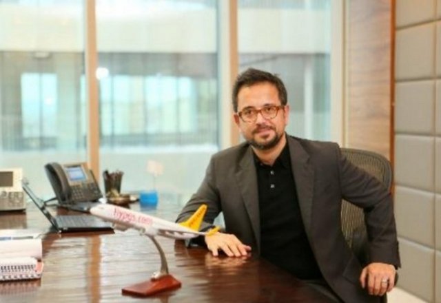 Ali İsmail Sabancı - ABD'de bulunan Tufts Üniversitesi'nde ekonomi ve siyasal bilgiler alanında eğitim aldı. -