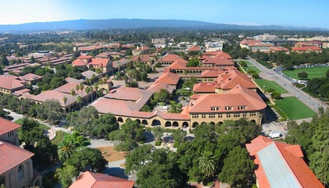 2- Stanford Üniversitesi - Eski ABD Başkanı Herbert Hoover'ın yanı sıra, Güney Afrikalı girişimci Elon Musk bu üniversiteden mezundur.