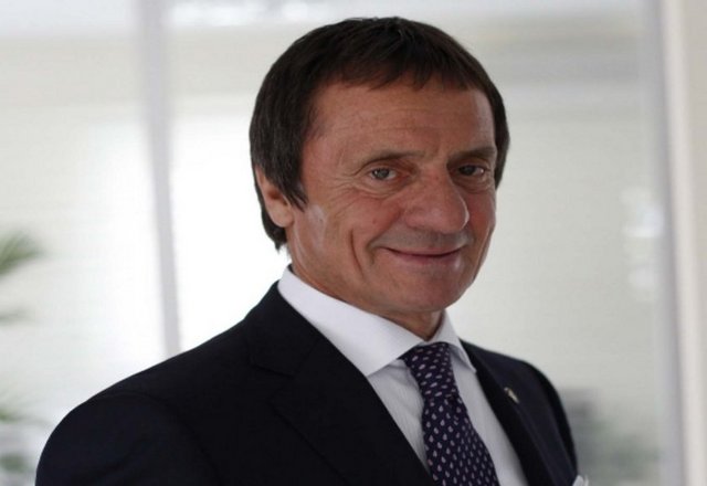 Ahmet Zorlu - Zorlu Holding Yönetim Kurulu Başkanı.  İlkokuldan sonra ticarete atıldı.