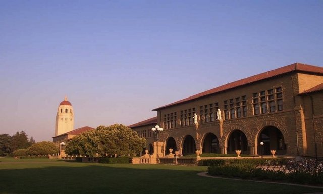 Ayrıca, Phil Knight, Hewlett-Packard kurucuları William Hewlett ve David Packard, Tiger Woods ve Yahoo eş-kurucusu ve eski CEO'su Jerry Yang gibi pek çok milyarder Stanfor'dan mezun olmuştur.