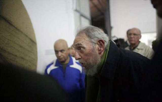 "Kcho" olarak da bilien Kübalı sanatçı Alexis Leyva'nın Havana'da açılan sergisine katılan Castro, son olarak Şubat 2013'te bir meclis toplantısına katılmıştı.
