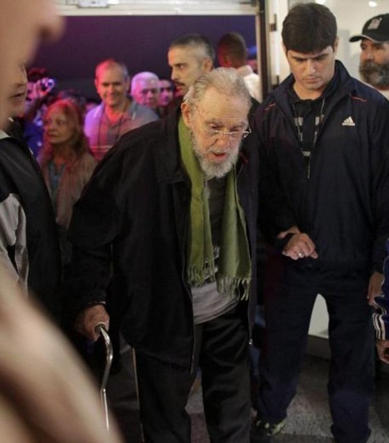 Fidel Castro 2006'da hasta olduktan sonra 2008'de koltuğunu kardeşi Raul'e bıraktı.