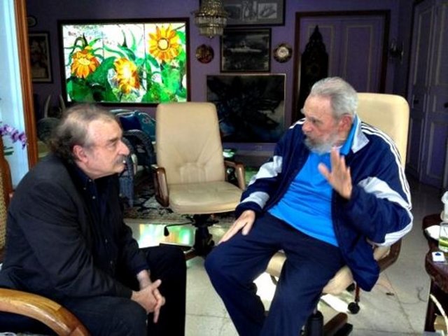 Bunun üzerine İspanyol gazeteci Ignacio Ramonet'in Castro'yu ziyareti sırasında çekilmiş bu fotoğraf yayınlanmıştı. Ramonet, Castro'yla Mandela'dan dünya siyasetine birçok meseleyi konuştuklarını ifade etmişti.