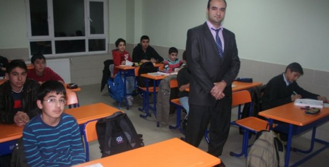 Hocam - Eğitim fakültelerinde kendilerini mesleğe hazırlamak amacıyla sıklıkla kullanıldığını düşündüğümüz 'hocam' hitabını ilk kim diğer bölümlere ve sosyal hayata taşıdı bilmiyoruz ama kendilerine yılın girişimci ödülünü yolluyoruz.