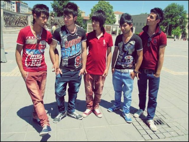 Kanka - Kankardeş gibi delikanlı bir söylemin,içi boşaltılarak karizması çizilerek havası alınarak yakışıksız bir halde topluma yeniden servis edilmesidir.İlk olarak Ruhsar dizisinde Cem Davran tarafından kısaltma amaçlı kullanması sonucu çıkmıştır.