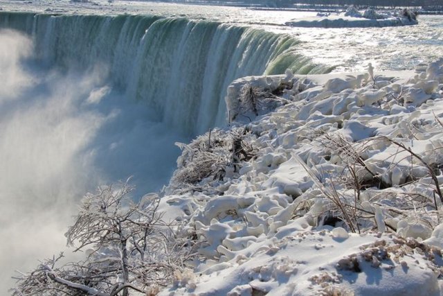 Tüm donmalar ise Kanada değil, ABD sınırındaki şelalerde gerçekleşmiş.