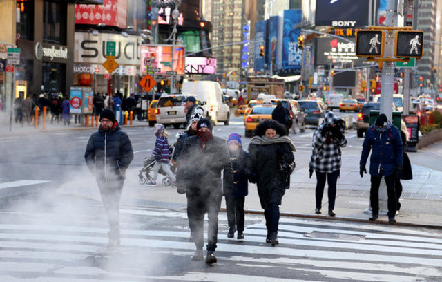 Kara ve deniz yolu ulaşımını vuran soğuk hava sisteminden tren seferleri de etkilendi.