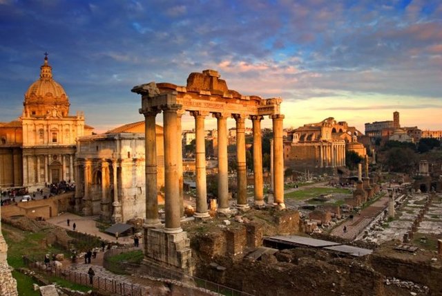 Roma, Ölümsüz ŞehirAntik zamanlardan günümüze yerleşmenin kültürel katmanların günlük hayatın bir parçası olarak karşımıza çıktığı Roma, tıpkı istanbul gibi 7 tepe üzerine kurulmuştur. - Kaynak: gezimanya.com