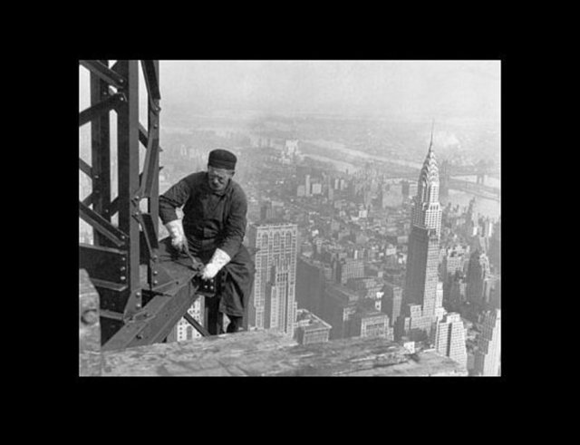 New York - 20- yüzyılın başlangıcında dünyanın en büyük şehri ünvanı okyanus ötesine taşınmıştı. 1925'te New York'ta tam 7.774.000 kişi yaşıyordu. Üstelik bu şehir coğrafi yetersizliklere meydan okurcasına dikey genişliyordu.