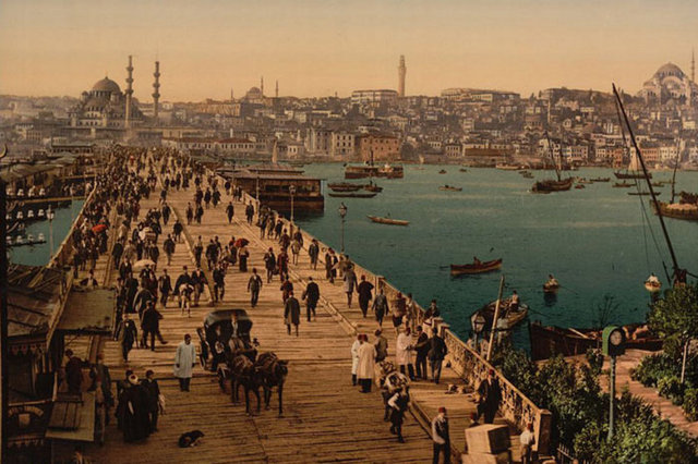 Henüz aşılamayan duvarları ve güçlü donanması ile dünyanın başkenti sayılabilecek şehir Bulgarların, Perslerin ve göçebelerin saldırılarına uğruyordu.