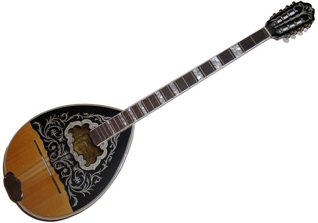 Yunanlılara has bir müzik enstrümanı olan Bouzuki (Bağlama) de farklı bir hediye seçeneği olarak düşünülebilir. Görüntü olarak bağlamaya benzeyen ancak gitar ve bağlamanın karışımdan oluşan bouzuki, müzikle uğraşanlar için hediye alternatifi! -