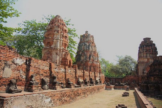 Dünyanın en kalabalık ve görkemli şehirlerinden biri olan Ayutthaya, ne yazık ki komşu Burma'dan gelen istilacılara dayanamadı ve 1767 yılında başkent ünvanını Bangkok'a devretmek zorunda kaldı. -