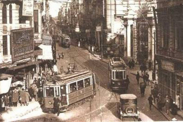 618 yılında Pers savaşları ile başetmeye çalışan ve Mısır'da getirtilen buğdayın kesintiye uğraması sonucu Konstantinopolis'in nüfusu onda birine düştü.
