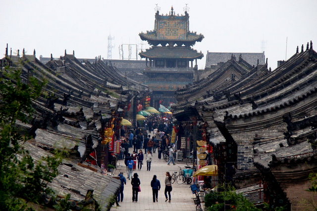 Buna rağmen kolay pes etmeyen göçebelerin saldırılarından yılan halk 1234 yılına gelindiğinde şehri terk etmeye başlamıştı. Kaifeng ayrıca Çin'in en eski Yahudi yerleşkesidir. -