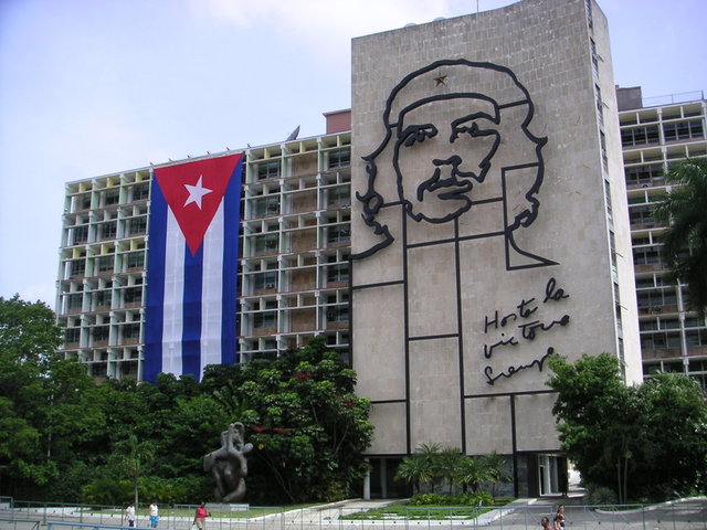 Küba'da ayrıca el yapımı küçük heykelcikler, sokak manzarası tabloları ve portrelerden oluşan resimler satın alınabilir. Ayrıca Fidel Castro, Che ve arkadaşlarının resim ve portreleri de Küba'yı hatırlamak için alınabilir. - -