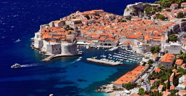 Dubronvik, Adriyatik'in İncisiAkdeniz'deki en turistik destinasyonlardan olan Dubronvik, 1979 yılında UNESCO listesine girmiştir. Kent aynı zamanda bir açık hava müzesidir.