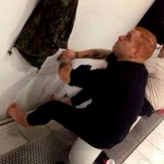 "Dini konular çok hassas, farklı yöne çekilmesinden korktuğum için yorum yapmayacağım...  Namaz, abdest veya dua için dövme engel değil...