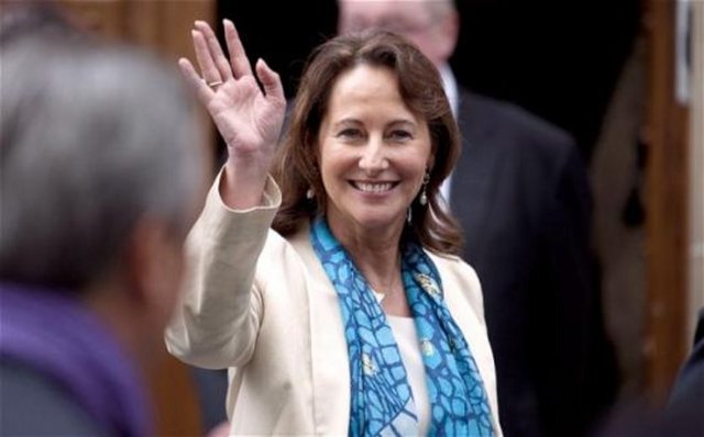 Affetmeye hazır - Fransa Cumhurbaşkanı Hollande'ın oyuncu Juile Gayet ile gizli aşk yaşadığının ortaya çıkmasının ardından hastaneye kaldırılan sevgilisi Valerie Trierweiler'in Hollande'ı affetmeye hazır olduğu iddia edildi.