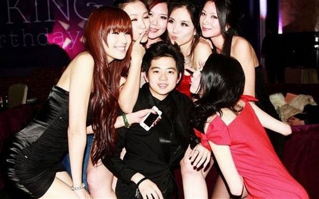 Jiale'nin, "Para size ancak bir ev satın alabilir, aile değil, bir saat satın alabilir ama zamanı değil, yatak satın alabilir ama uykuyu değil, bir kitap satın alabilir bilgiyi değil, tıbbı yardım alabilir sağlığı değil" notuna karşılık...