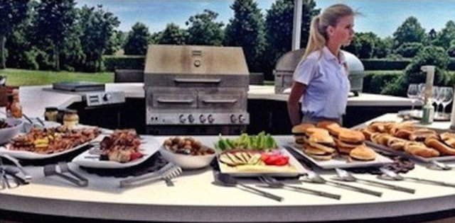 Erica Downs instagram hesabından bu fotoğrafı 'Aile yemeği #thehamptons' yazarak paylaştı.  -