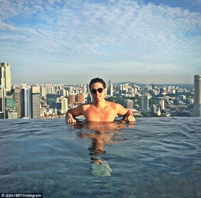 Jorge L. Santovenia, Singapur'daki Bay Sands Marina'daki sonsuzluk havuzunda Pazar gününü geçiriyor.