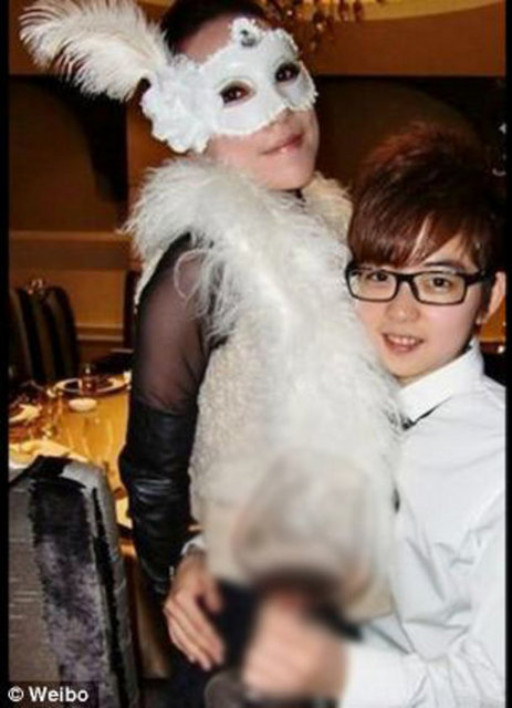 Çinli kız, "yoksulları tahrik etmek, zenginlere karşı kin ve nefretlerini arttırmakla" suçlanırken Takipçileri tarafından "yaptıklarıyla söyledikleri çeliştiği" yönünde eleştirildi.