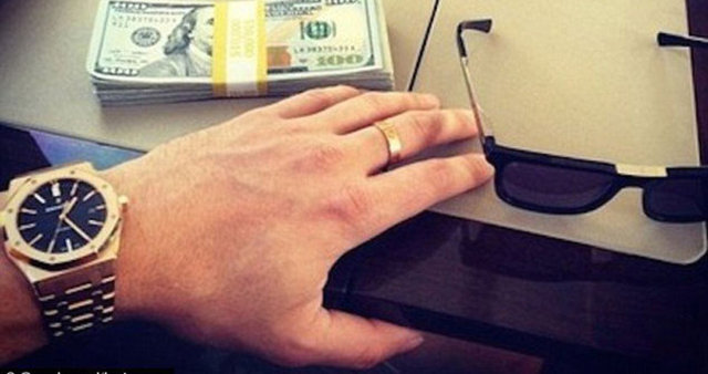 Sosyal medyada çılgın ve lüks hayatlarını paylaşan zengin ailelerin çocuklarına her gün bir yenisi ekleniyor... "Özel jet pilotunuza her seferinde 10,000 dolar bahşiş verin. #özeluçuşkuralları". Alex Pod haftasonu için Los Angeles'a uçarken yazdı.