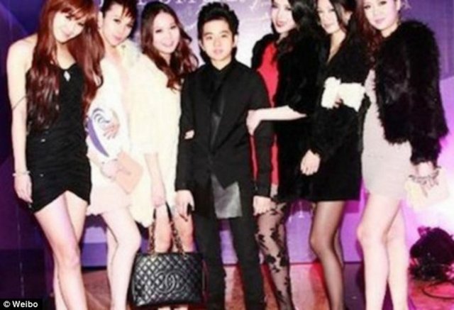 22 yaşındaki Jiale'nin, özel jeti, spor arabaları ve marka kıyafetleriyle, lüks mekânlarda