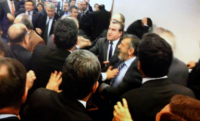hastaneye gitti. Milletvekili Sarı ve hakim Eminağaoğlu'na hastanede 5 gün iş göremezlik raporu verildiği öğrenildi.