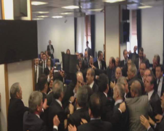 HSYK kanun teklifinin görüşüldüğü Adalet Komisyonunda çıkan arbedede başına tablet isabet eden CHP İstanbul Milletvekili Müslüm Sarı ve Ak Parti Tokat Milletvekili Zeyid Aslan'ın tekmesine maruz kalan Yargıçlar Sendikası Başkanı Ömer Faruk Eminağaoğlu,