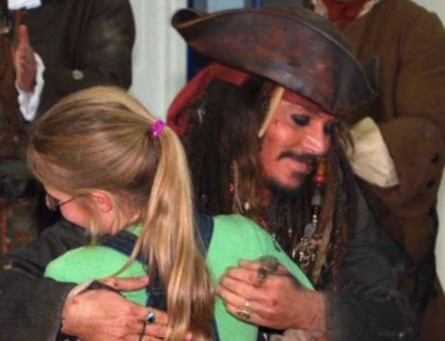 Johnny Depp, kanserli ve down sendromlu çocuklara yaptığı yardım ziyaretlerine Jack Sparrow kostümüyle gitmektedir.
